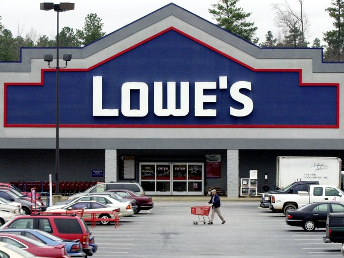 Lowe's open on New year's Day