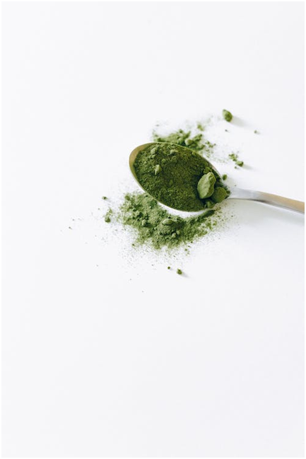 kratom matcha powder in a spoon