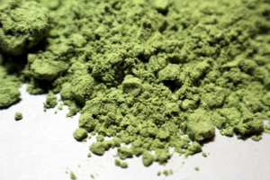 Indo Kratom powder, leaves and liquid in bowls