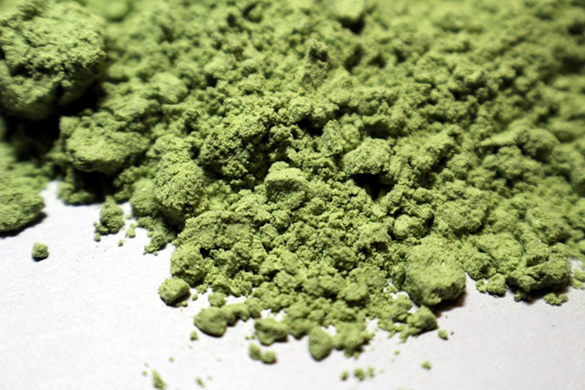 Indo Kratom powder, leaves and liquid in bowls