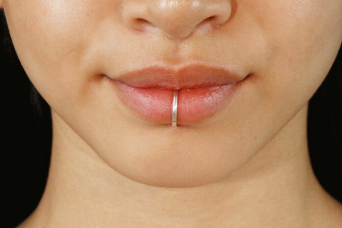 labret piercing